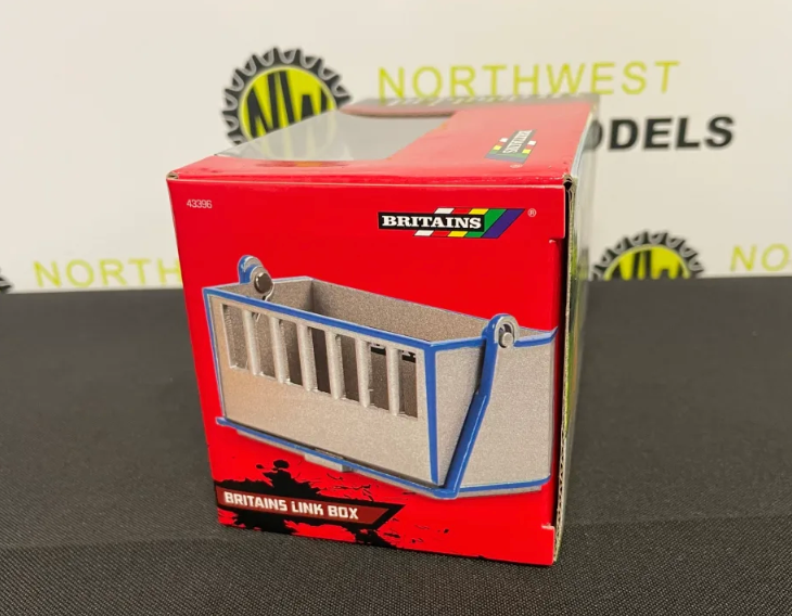 BRITAINS 43396 1:32 SCALE LINK BOX WITH BALES