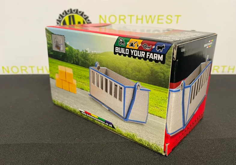 BRITAINS 43396 1:32 SCALE LINK BOX WITH BALES