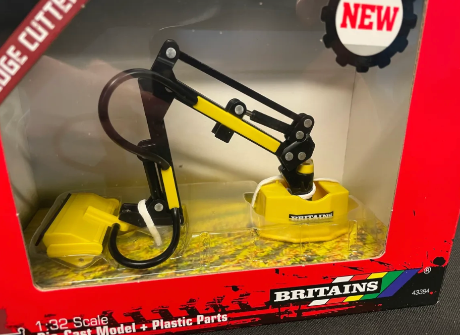 BRITAINS 43384 1:32 SCALE HEDGE CUTTER