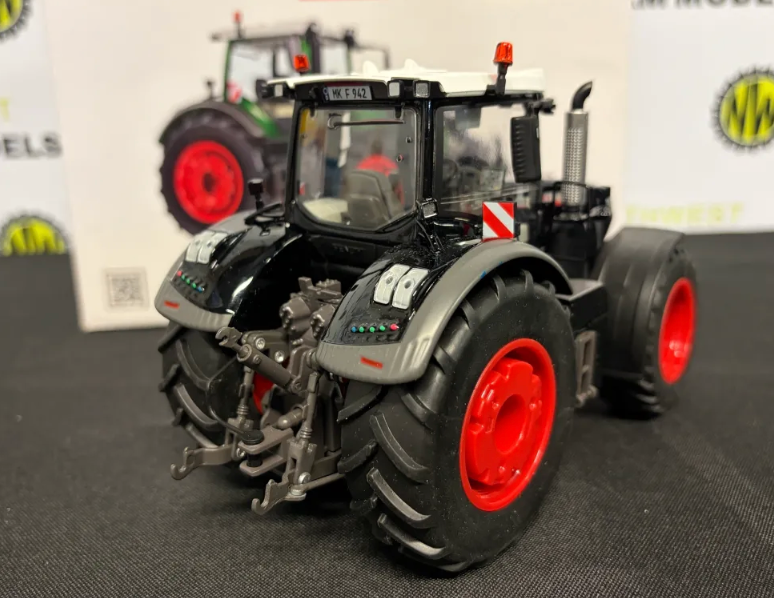 WIKING 1:32 SCALE FENDT 942 VARIO WITH FRONT WEIGHT (BLACK EDITION)