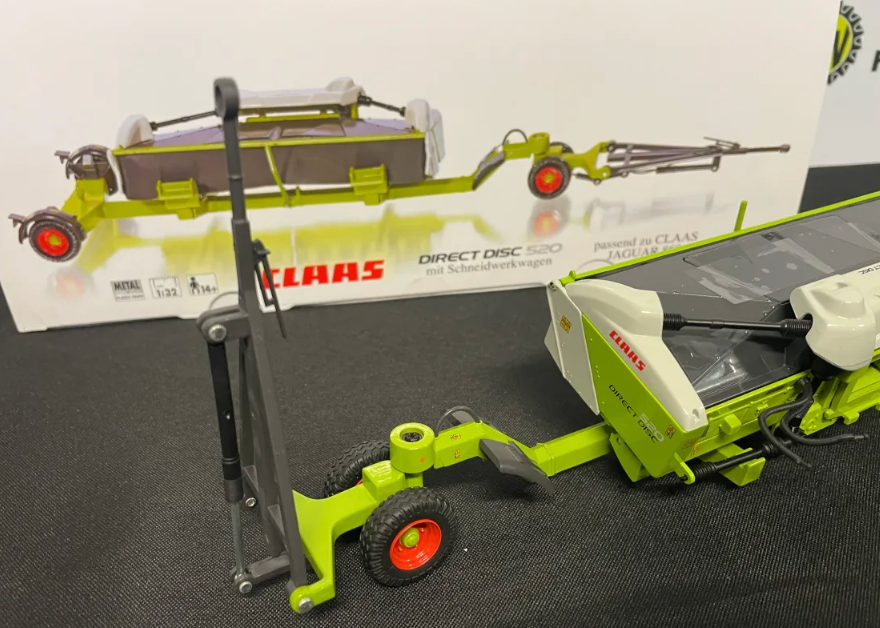 WIKING 1:32 SCALE CLAAS DIRECT DISC 520 HEADER WITH TRAILER