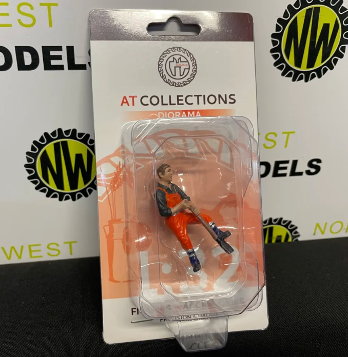 AT COLLECTIONS 1:32 SCALE 32146 ROLAND SPADING