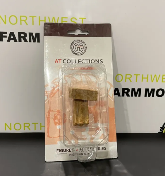 AT COLLECTIONS 1:32 SCALE HAY BALES (2)