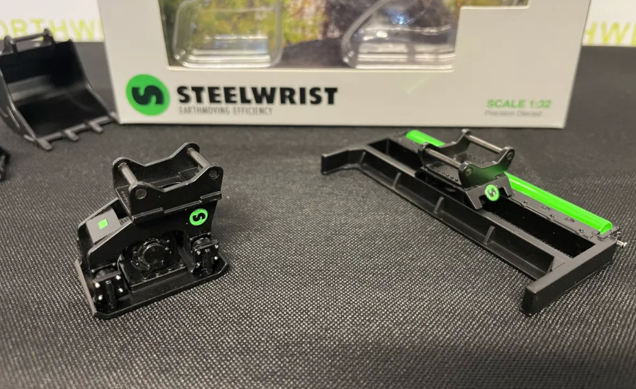 AT COLLECTIONS 1:32 SCALE STEELWRIST S60 4 PIECE WORKTOOL SET