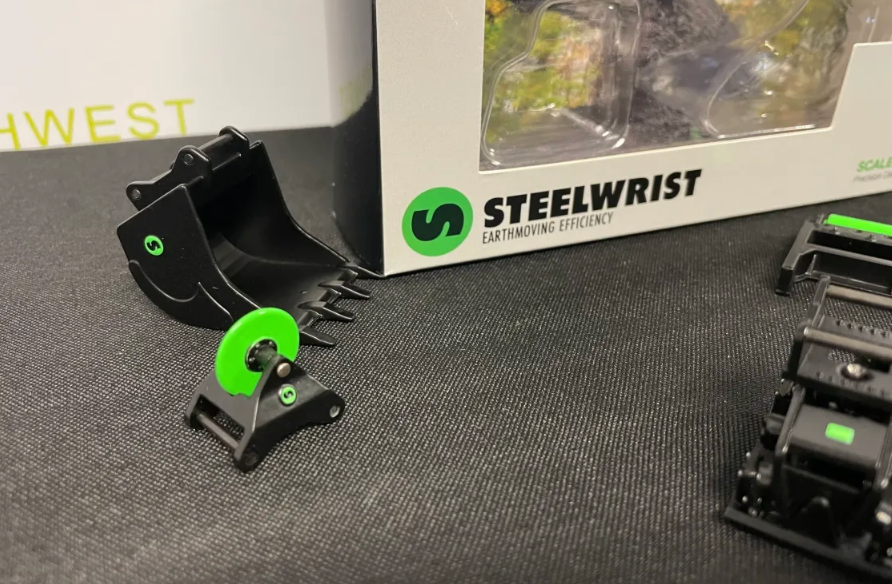 AT COLLECTIONS 1:32 SCALE STEELWRIST S60 4 PIECE WORKTOOL SET
