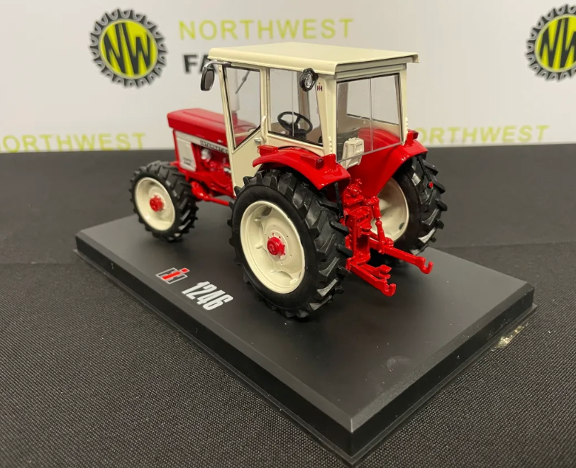 REPLICAGRI 204 1:32 SCALE INTERNATIONAL 1246 TRACTOR