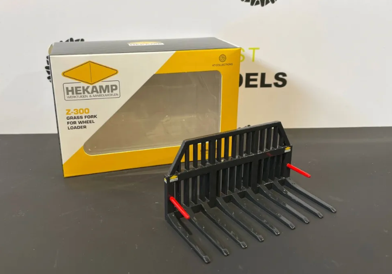 AT COLLECTIONS 3200122 1:32 SCALE HEKAMP Z-300 SILAGE FORK