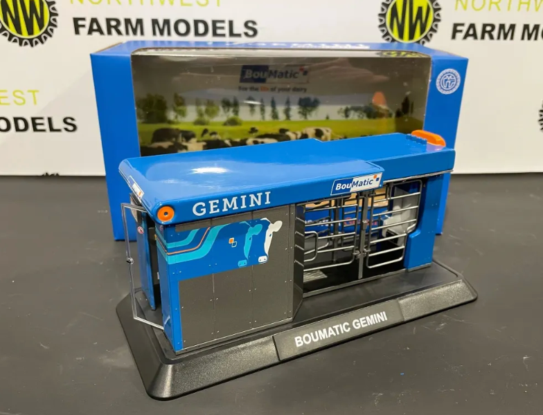 AT COLLECTIONS 3200510 1:32 SCALE BOUMATIC GEMINI MILKING ROBOT