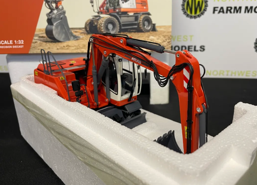 AT COLLECTIONS 3200153 1:32 SCALE ATLAS 185W EXCAVATOR WITH NOKIAN TYRES CLASSIC COLOURS