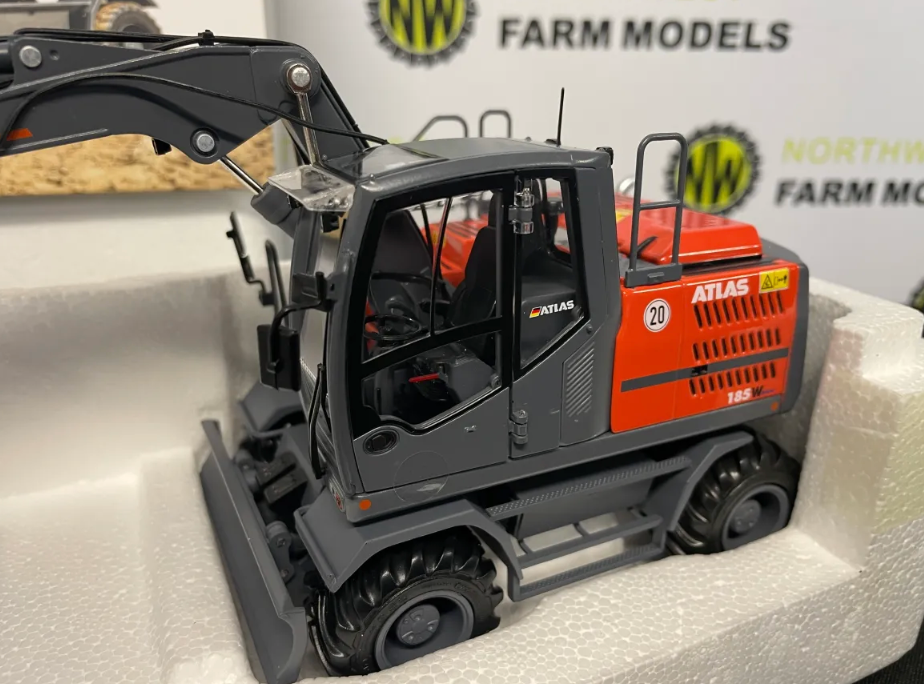 AT COLLECTIONS 3200152 1:32 SCALE ATLAS 185W EXCAVATOR WITH NOKIAN TYRES