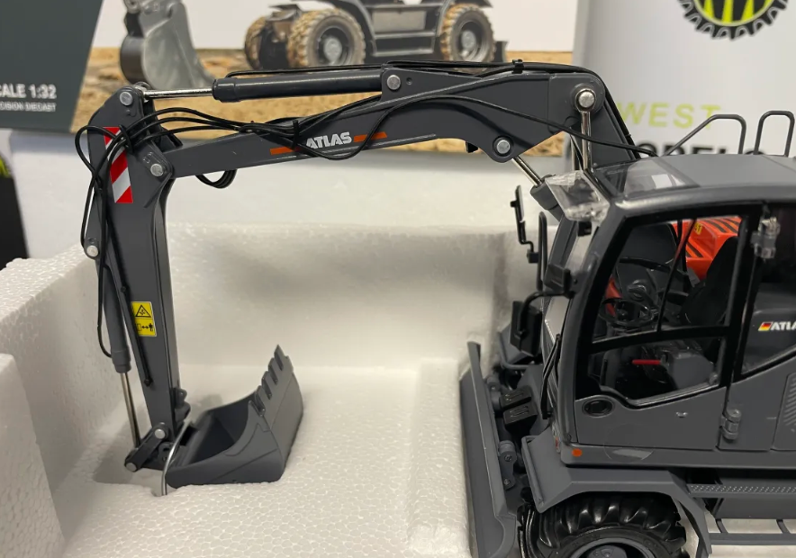 AT COLLECTIONS 3200152 1:32 SCALE ATLAS 185W EXCAVATOR WITH NOKIAN TYRES