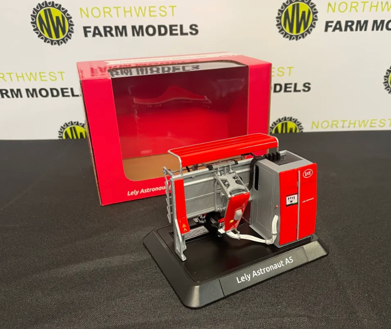 AT COLLECTIONS AT3200502 1:32 SCALE LELY ASTRONAUT A5 MILKING ROBOT