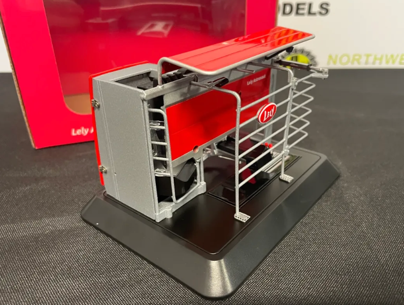 AT COLLECTIONS AT3200502 1:32 SCALE LELY ASTRONAUT A5 MILKING ROBOT