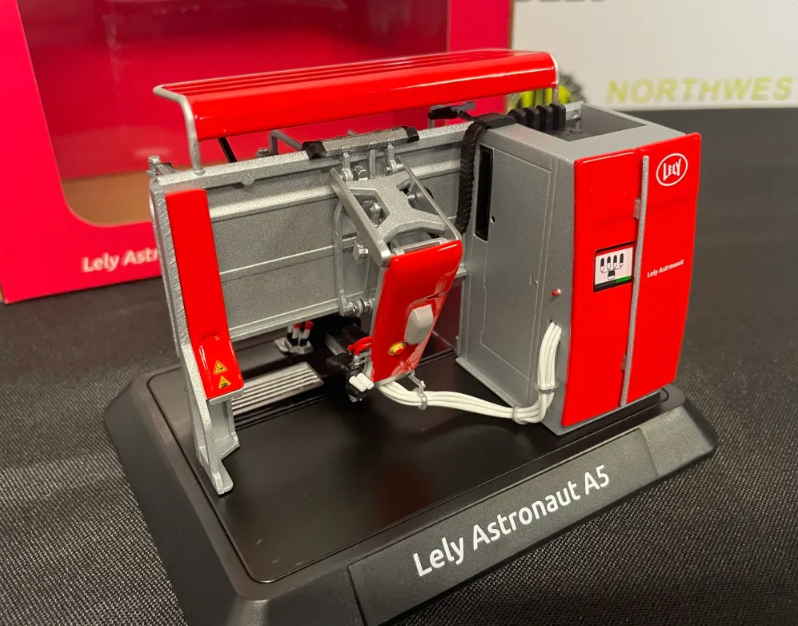 AT COLLECTIONS AT3200502 1:32 SCALE LELY ASTRONAUT A5 MILKING ROBOT