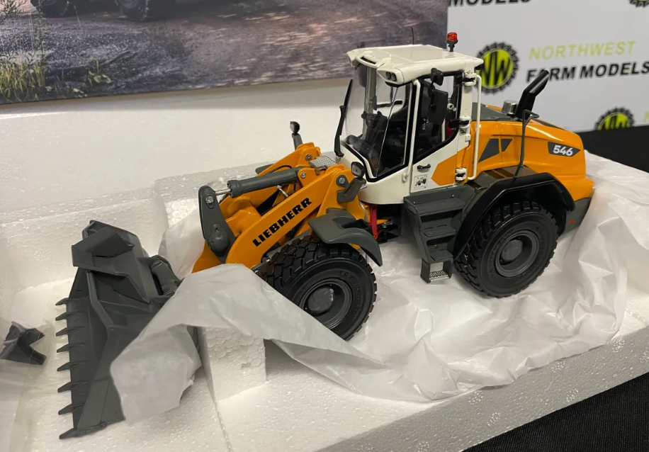 AT COLLECTIONS 3200200 1:32 SCALE LIEBHERR L 546 G8 WHEELED LOADER