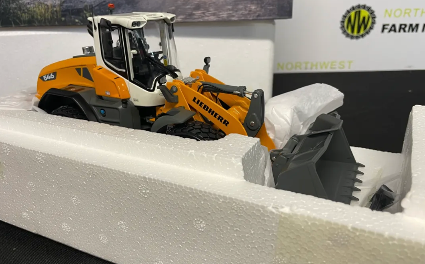 AT COLLECTIONS 3200200 1:32 SCALE LIEBHERR L 546 G8 WHEELED LOADER