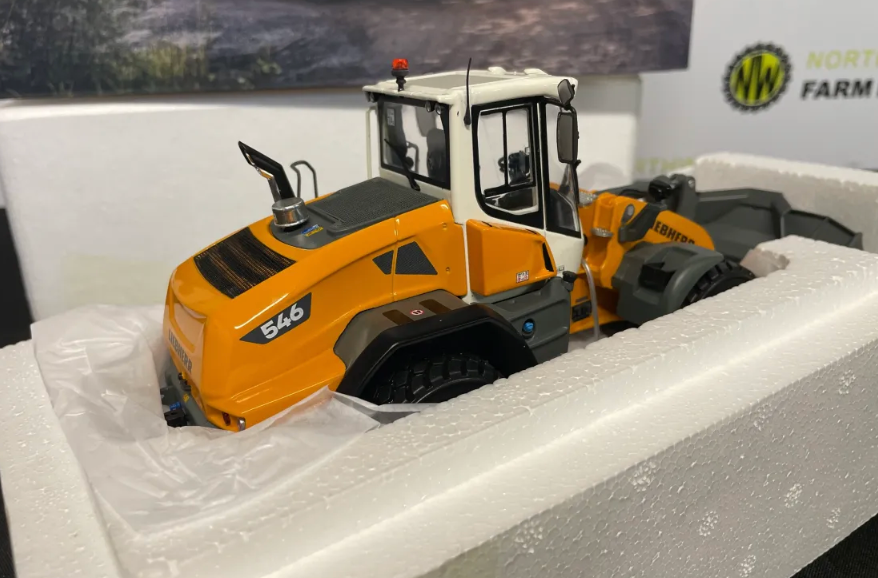 AT COLLECTIONS 3200200 1:32 SCALE LIEBHERR L 546 G8 WHEELED LOADER