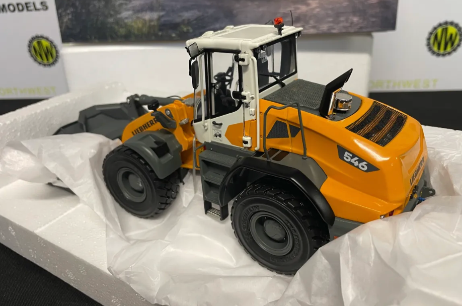 AT COLLECTIONS 3200200 1:32 SCALE LIEBHERR L 546 G8 WHEELED LOADER