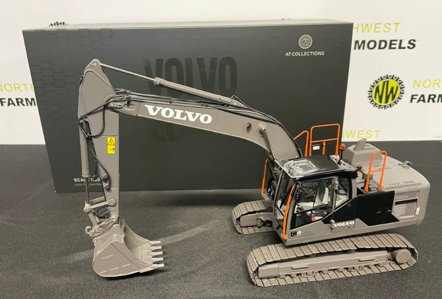 AT COLLECTIONS 3200127 1:32 SCALE VOLVO EC220E EXCAVATOR BLACK EDITION