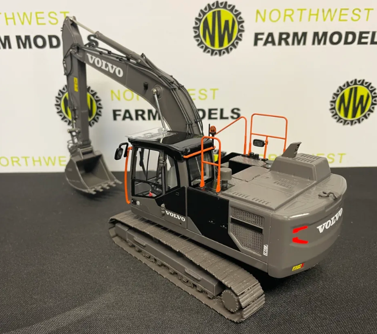 AT COLLECTIONS 3200127 1:32 SCALE VOLVO EC220E EXCAVATOR BLACK EDITION