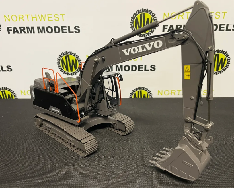 AT COLLECTIONS 3200127 1:32 SCALE VOLVO EC220E EXCAVATOR BLACK EDITION