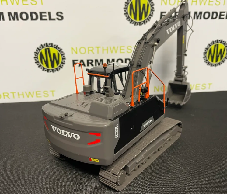 AT COLLECTIONS 3200127 1:32 SCALE VOLVO EC220E EXCAVATOR BLACK EDITION