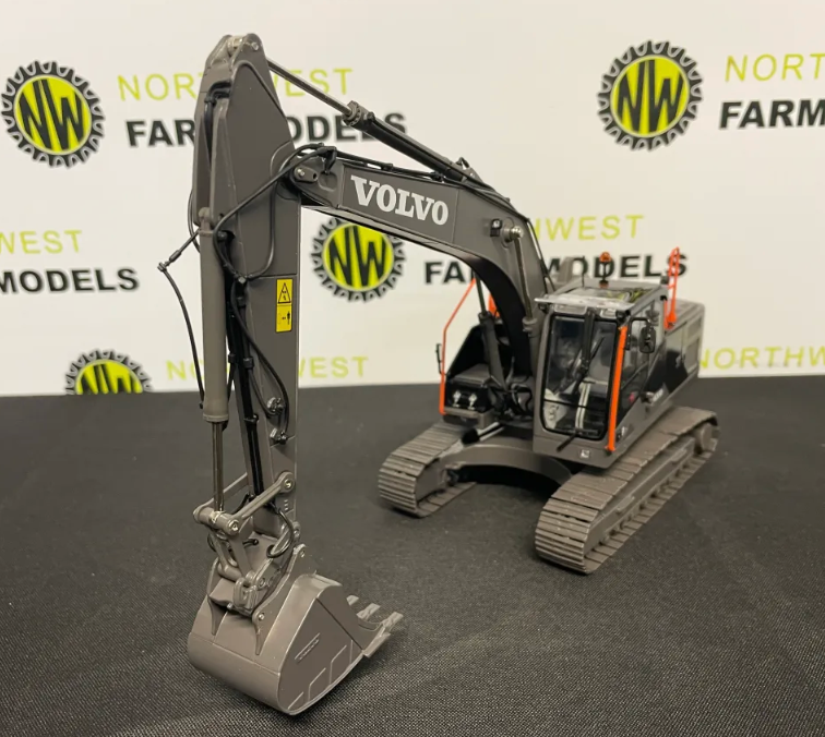 AT COLLECTIONS 3200127 1:32 SCALE VOLVO EC220E EXCAVATOR BLACK EDITION