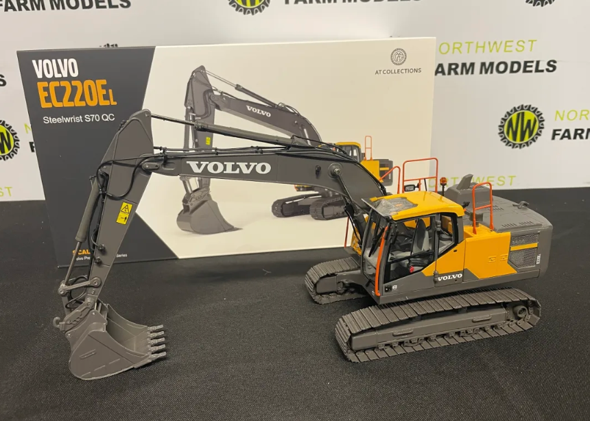 AT COLLECTIONS 3200115 1:32 SCALE VOLVO EC220E TRACKED EXCAVATOR