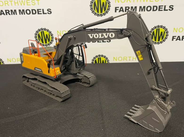 AT COLLECTIONS 3200115 1:32 SCALE VOLVO EC220E TRACKED EXCAVATOR