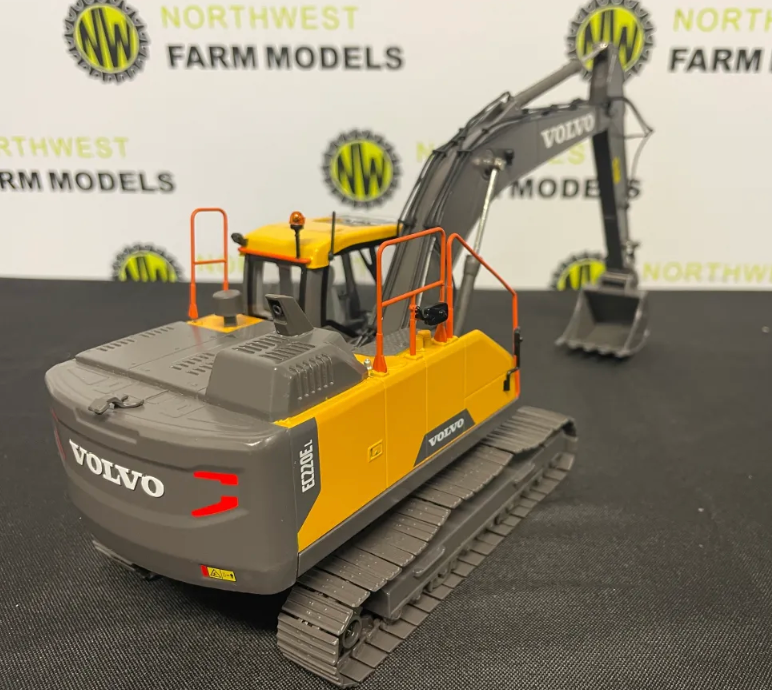 AT COLLECTIONS 3200115 1:32 SCALE VOLVO EC220E TRACKED EXCAVATOR