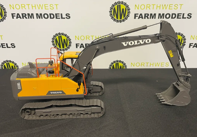 AT COLLECTIONS 3200115 1:32 SCALE VOLVO EC220E TRACKED EXCAVATOR