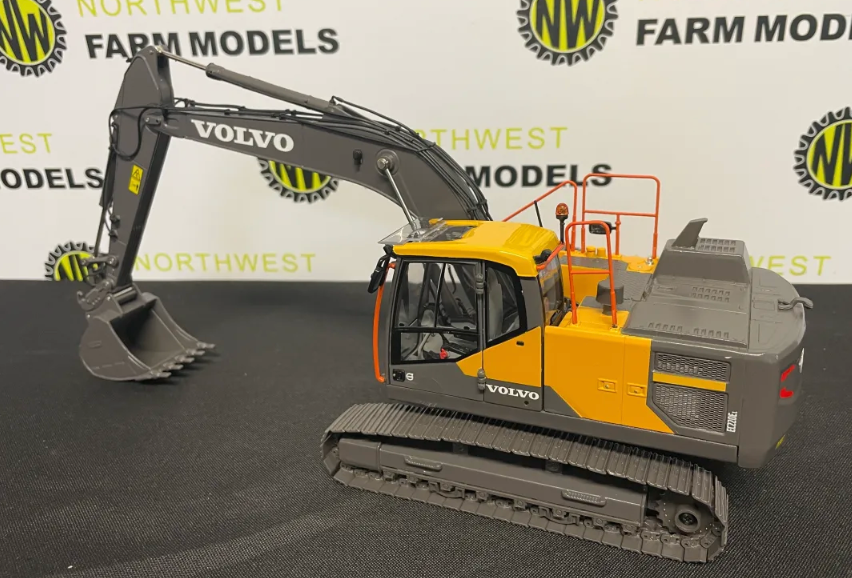 AT COLLECTIONS 3200115 1:32 SCALE VOLVO EC220E TRACKED EXCAVATOR