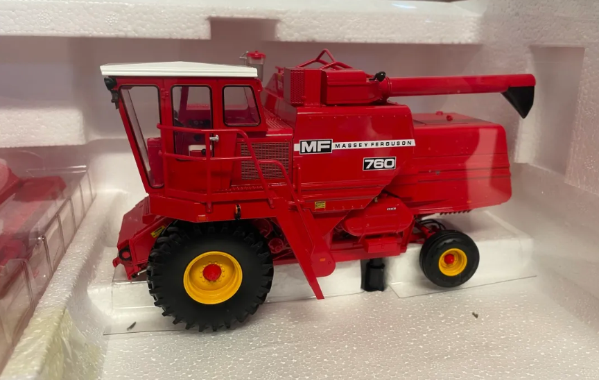 UNIVERSAL HOBBIES 6329 1:32 SCALE MASSEY FERGUSON 760 COMBINE HARVESTER