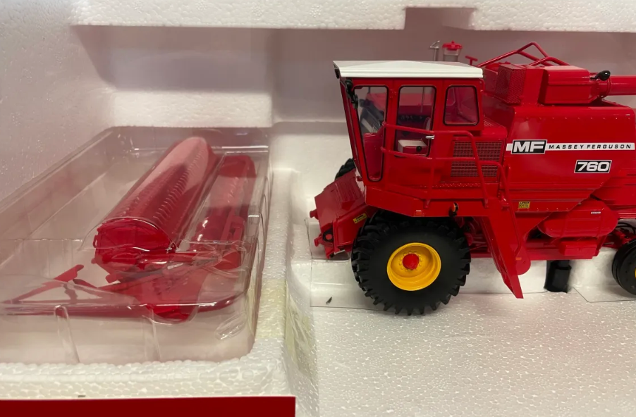 UNIVERSAL HOBBIES 6329 1:32 SCALE MASSEY FERGUSON 760 COMBINE HARVESTER