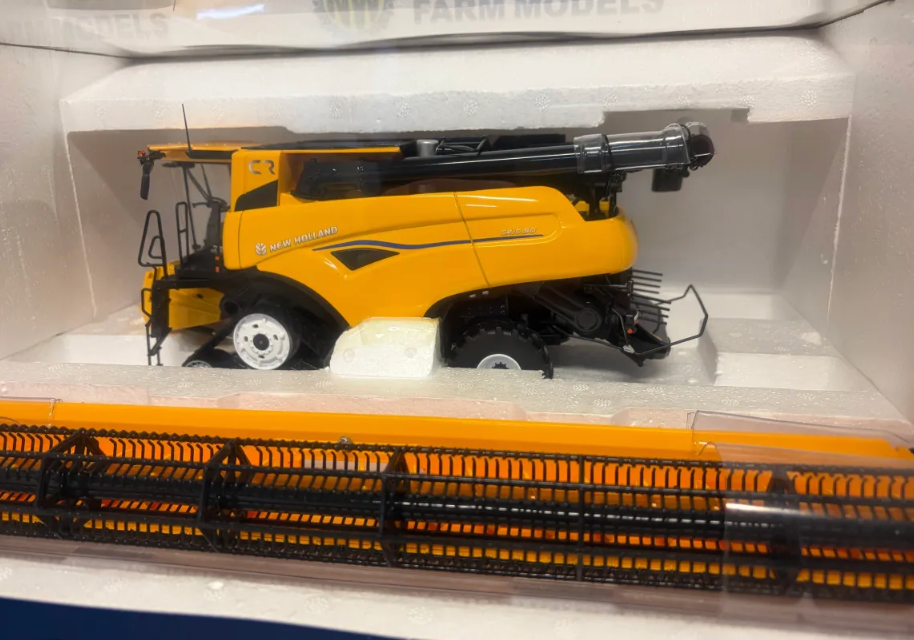 UNIVERSAL HOBBIES 6349 1:32 SCALE NEW HOLLAND CR10.90 COMBINE HARVESTER