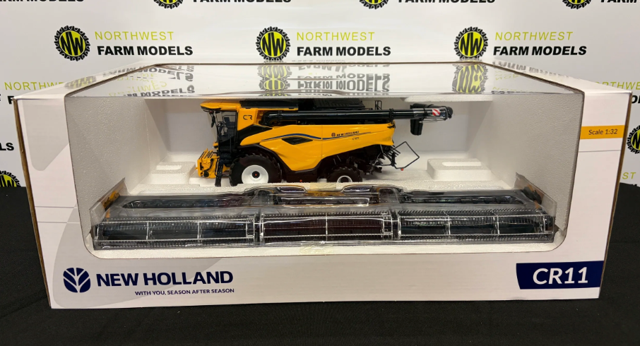 UNIVERSAL HOBBIES 7237 1:32 SCALE NEW HOLLAND CR11 COMBINE HARVESTER