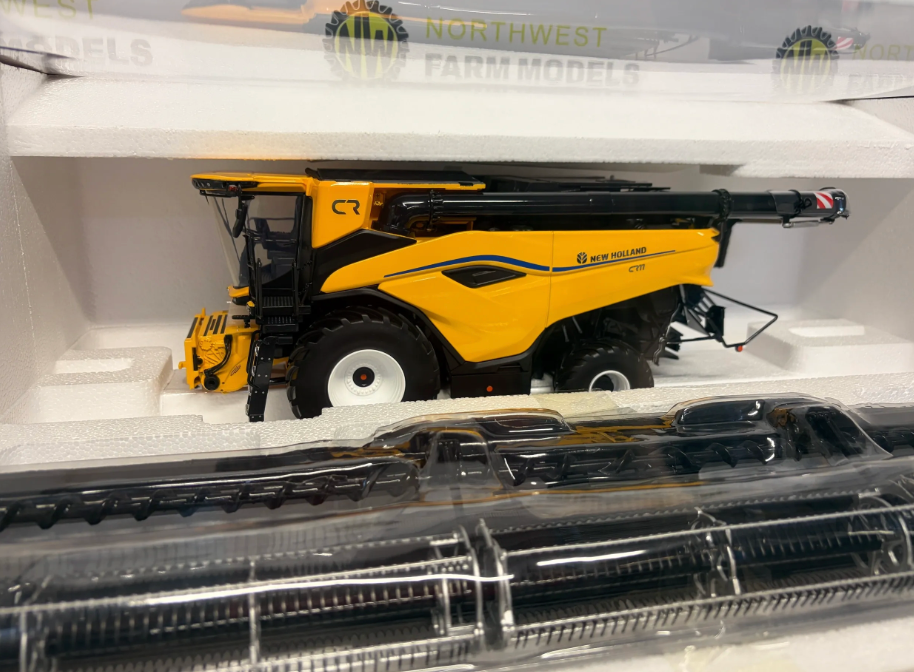 UNIVERSAL HOBBIES 7237 1:32 SCALE NEW HOLLAND CR11 COMBINE HARVESTER
