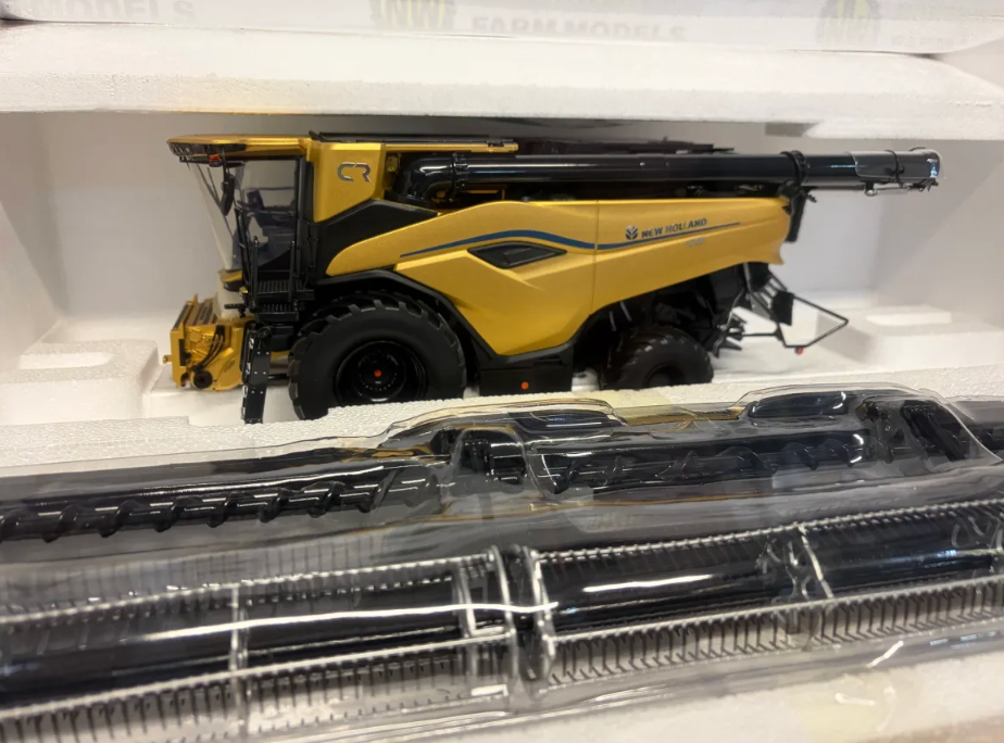UNIVERSAL HOBBIES 6829 1:32 SCALE NEW HOLLAND CR11 GOLD LIMITED SHOW EDITION