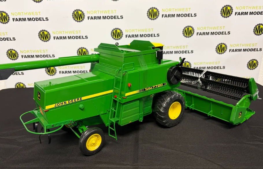 ERTL 45961 1:16 SCALE JOHN DEERE 7720 TURBO WITH 2 HEADERS PRESTIGE COLLECT #4