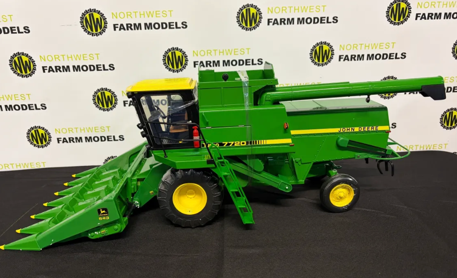 ERTL 45961 1:16 SCALE JOHN DEERE 7720 TURBO WITH 2 HEADERS PRESTIGE COLLECT #4