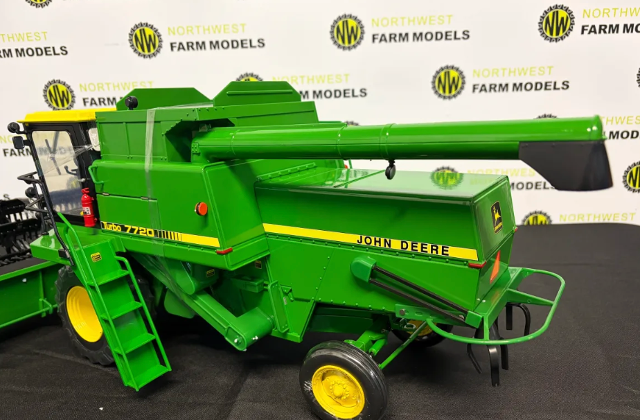 ERTL 45961 1:16 SCALE JOHN DEERE 7720 TURBO WITH 2 HEADERS PRESTIGE COLLECT #4