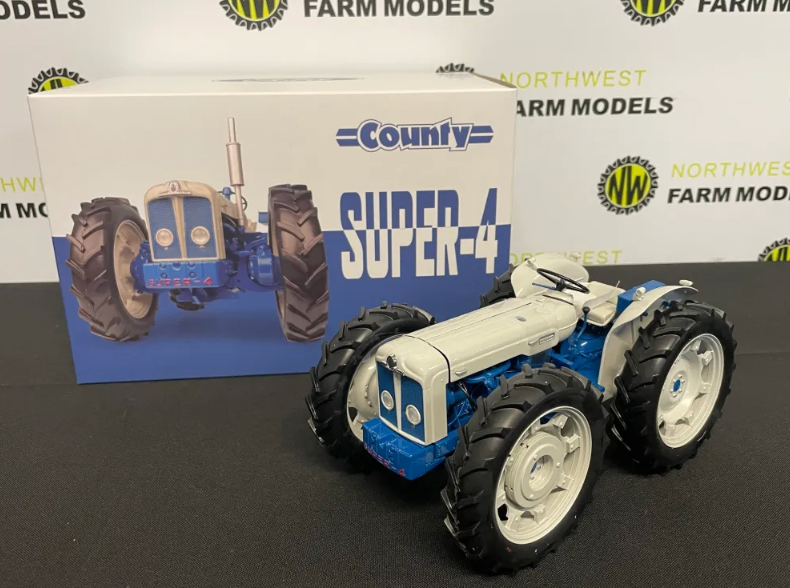 UNIVERSAL HOBBIES 2781 1:16 SCALE COUNTY SUPER 4 TRACTOR