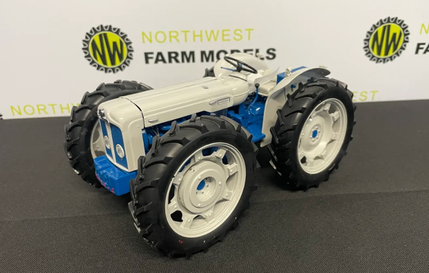 UNIVERSAL HOBBIES 2781 1:16 SCALE COUNTY SUPER 4 TRACTOR
