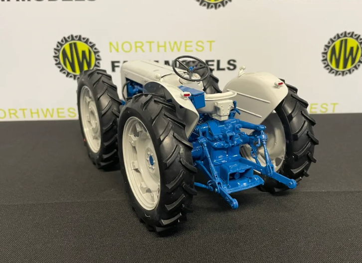 UNIVERSAL HOBBIES 2781 1:16 SCALE COUNTY SUPER 4 TRACTOR