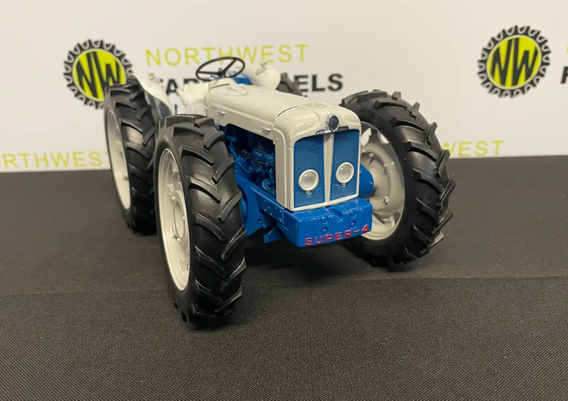 UNIVERSAL HOBBIES 2781 1:16 SCALE COUNTY SUPER 4 TRACTOR
