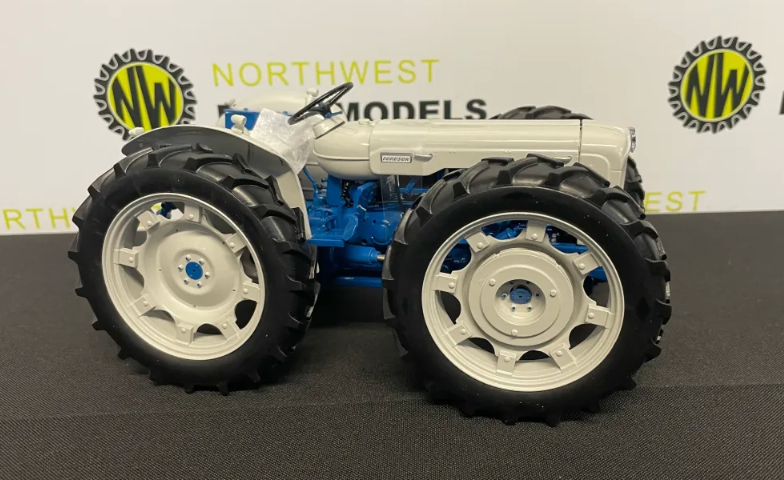 UNIVERSAL HOBBIES 2781 1:16 SCALE COUNTY SUPER 4 TRACTOR
