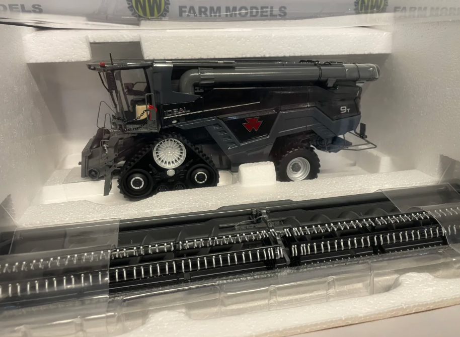 UNIVERSAL HOBBIES 6623 1:32 SCALE MASSEY FERGUSON IDEAL 9T COMBINE HARVESTER (AGCO DEALER EDITION)