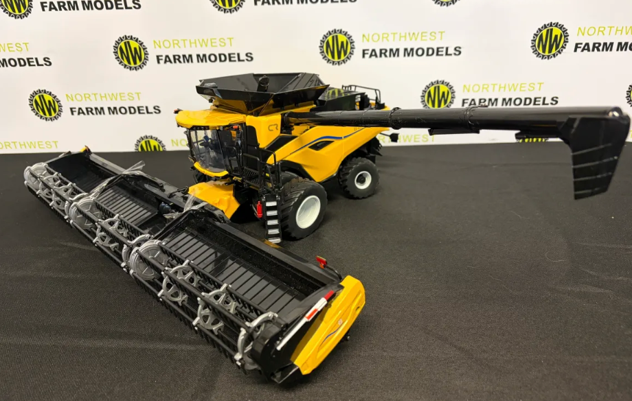 ERTL 61006 1:32 SCALE NEW HOLLAND CR11 COMBINE HARVESTER WITH TWIN WHEELS AND 2 HEADERS