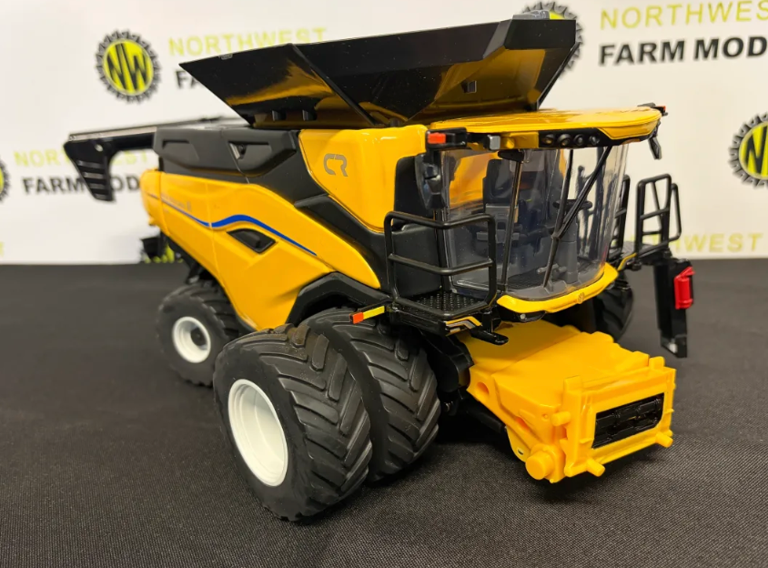 ERTL 61006 1:32 SCALE NEW HOLLAND CR11 COMBINE HARVESTER WITH TWIN WHEELS AND 2 HEADERS