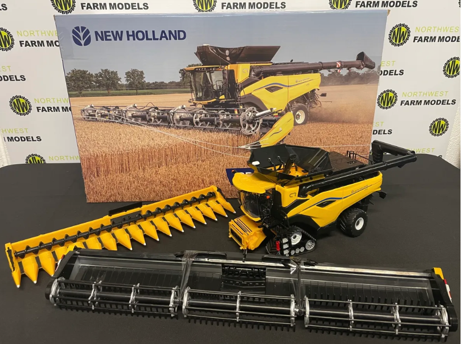 BRITAINS 43403 1:32 SCALE NEW HOLLAND CR11 COMBINE HARVESTER WITH 2 HEADERS